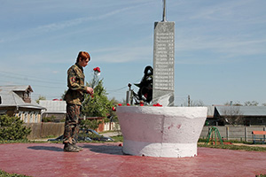 Возложение цветов к памятникам погибших в годы войны
