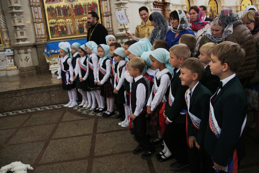 Православный центр образования. Молебен на начало учебного года. Форма учеников православных вузов.