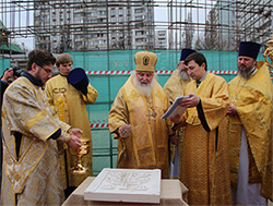 Освящение основания будущего храма Живоначальной Троицы в Чертанове
