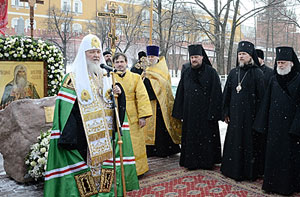 Святейший Патриарх Московский и всея Руси Кирилл совершил молебен у закладного камня памятника святителю Гермогену