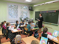 старшеклассники проводят уроки в начальной школе