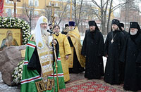 Святейший Патриарх Московский и всея Руси Кирилл совершил молебен у закладного камня памятника святителю Гермогену